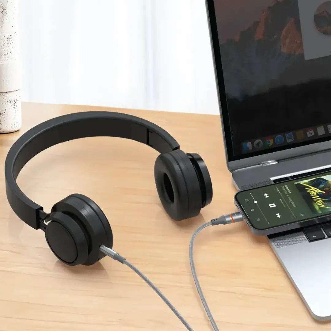 Porodo AUX to Lightning & USB-C LED Light Cable 3 Porodo AUX to Lightning & USB-C LED Light Cable - Image 3